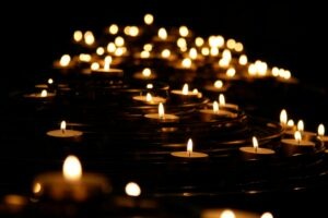 Die Sternenkinder-Gedenkwoche & Wave of Light 2025 – Erinnerung, Verbindung, Heilung 1 Zahlreiche brennende Kerzen im Dunkeln – Symbol für die weltweite Wave of Light während der Sternenkinder-Gedenkwoche (Baby Loss Awareness Week).