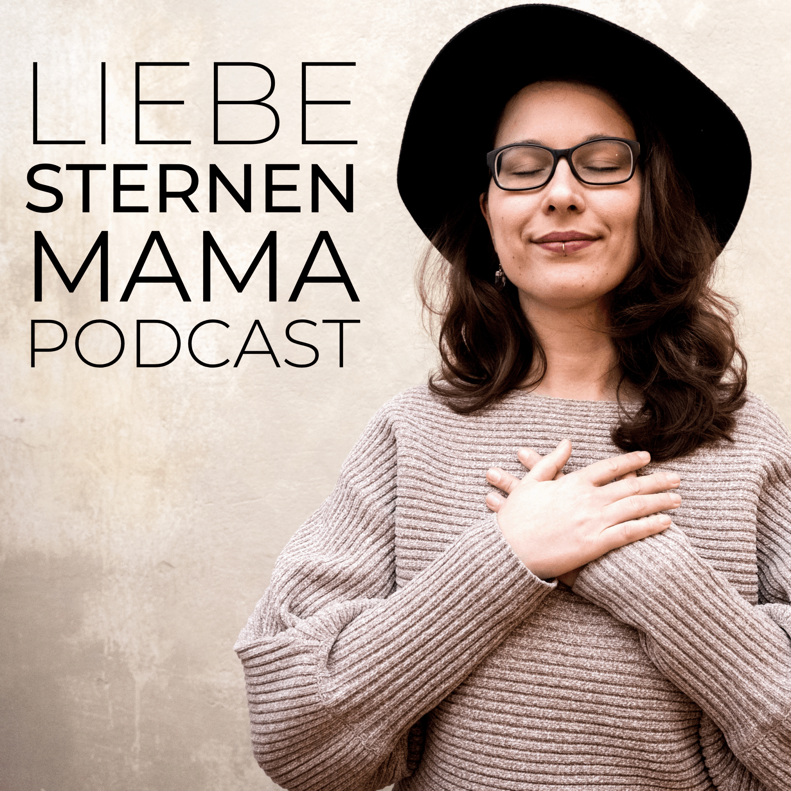 Cover des Podcasts ‚Liebe Sternenmama‘ – Julia Gohlke mit geschlossenen Augen und Hand auf dem Herzen.